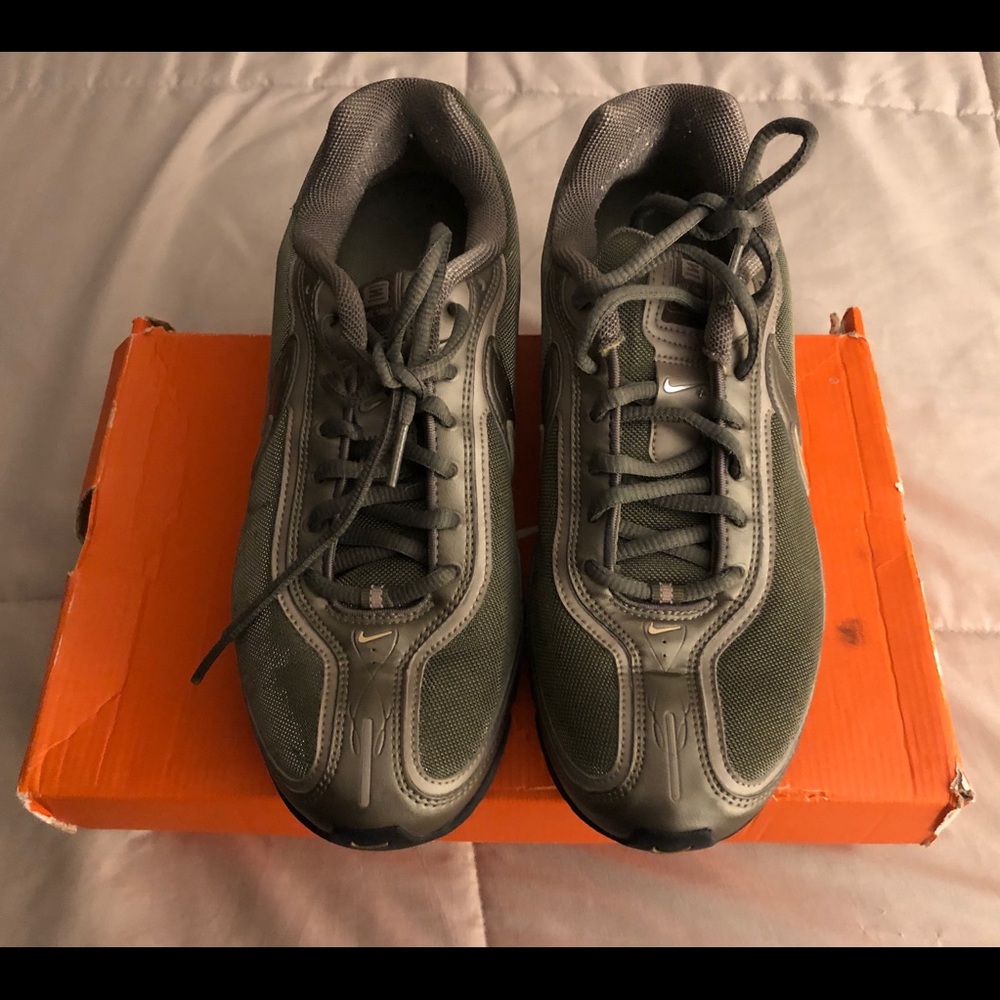 Woman’s sz 9 Nike Shox Saikano